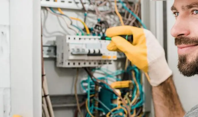 plombier qui rédige une facture